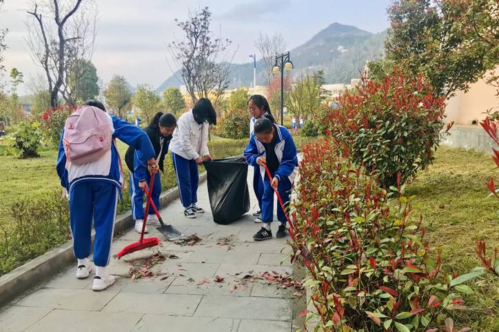 说明: 清扫小路上的落叶