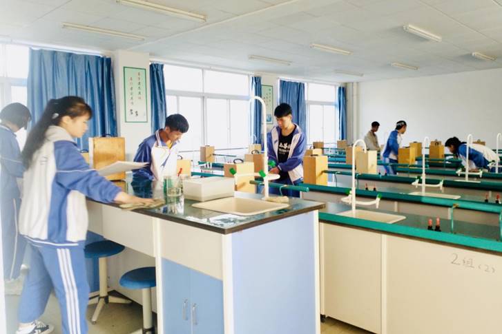 说明: 志愿者打扫实验室