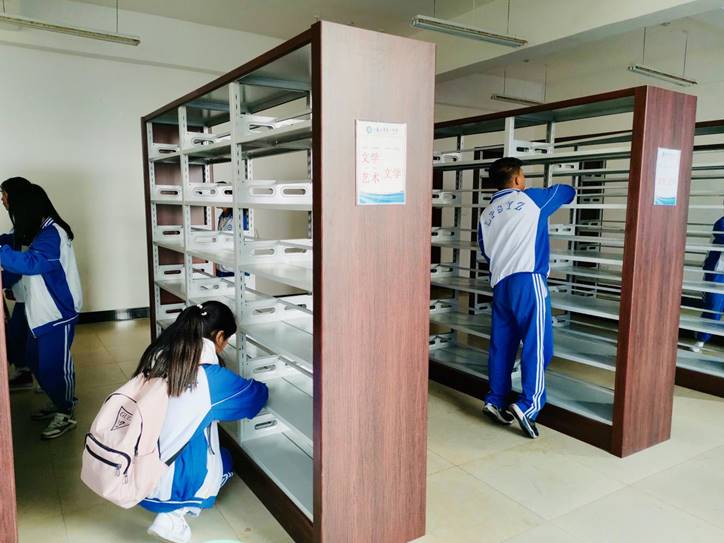 说明: 志愿者清扫书架