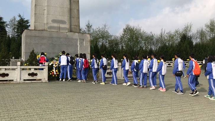 clip_image010.jpg 说明: 献花