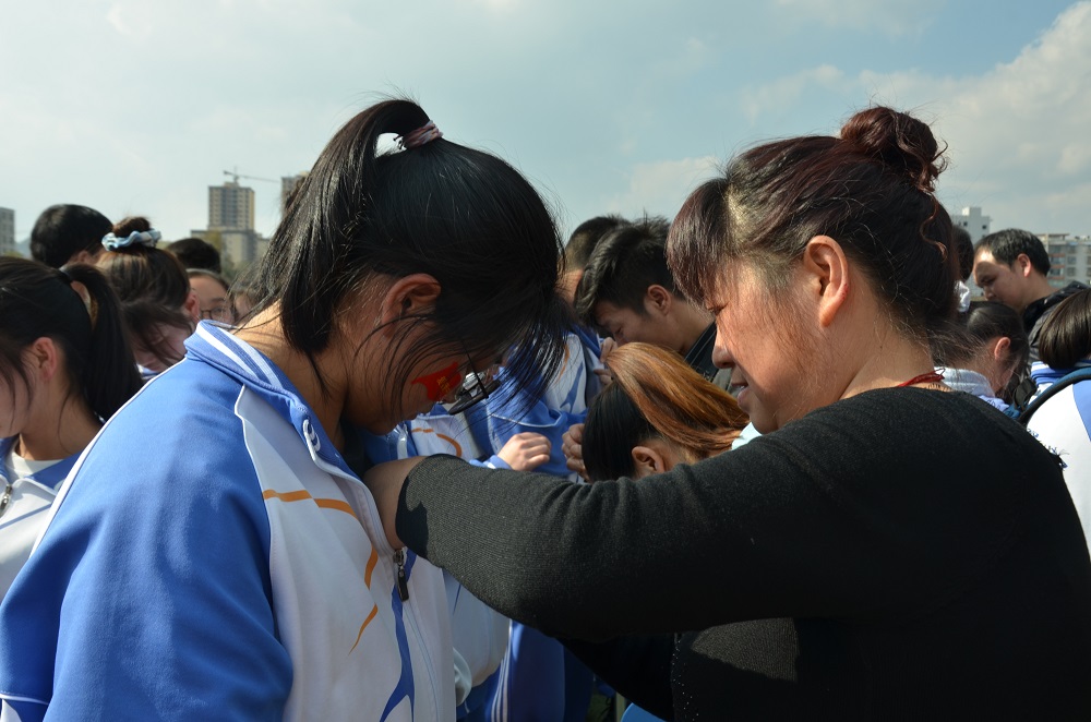 佩戴成人礼徽章.JPG 佩戴成人礼徽章.JPG